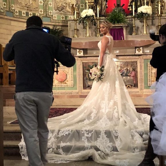 Pronovias Wedding Dress with 20 foot veil - Picture 1 of 6